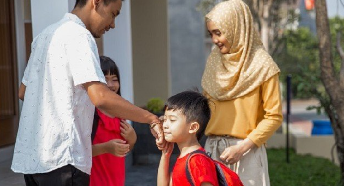 Adab Terhadap Orang Tua yang Harus Anak-Anak Ketahui Sejak Dini