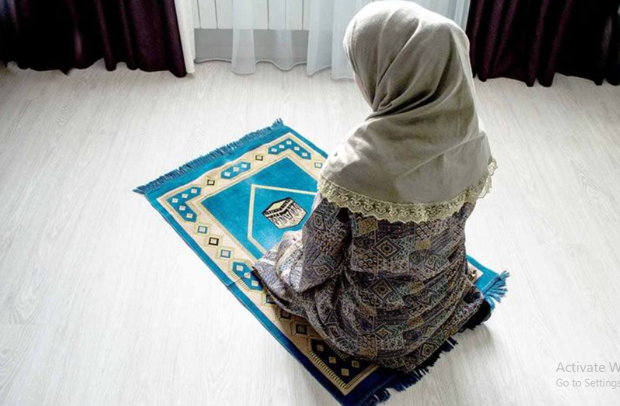 Apakah Lebih Baik Wanita Sholat di Rumah