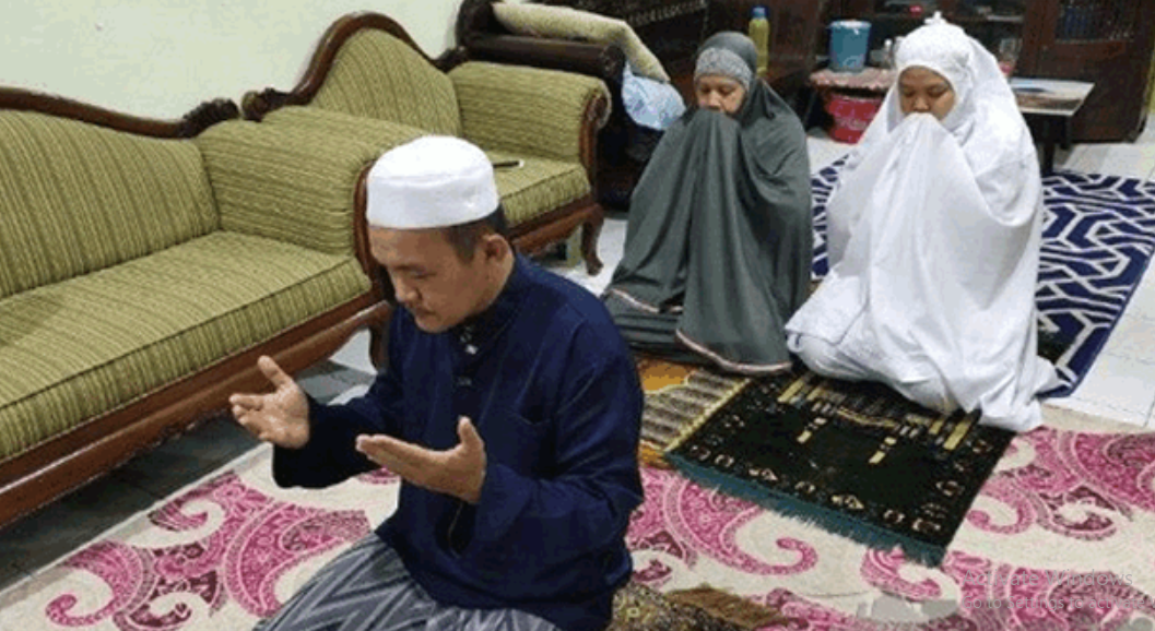 shalat Hari Raya sendirian di rumah